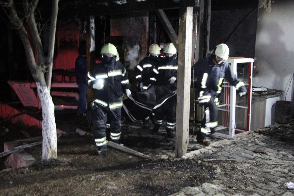Eğlenmek i&ccedil;in geldikleri restoranda yanarak &ouml;len 3 kişinin cenazeleri &ccedil;ıkartıldı