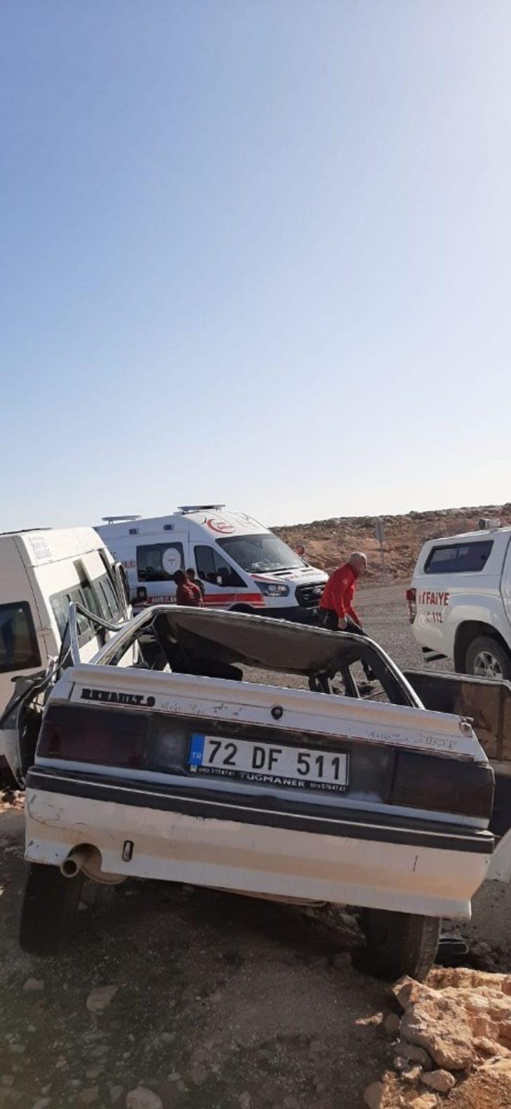 Otomobil minibüsle çarpıştı:1 ölü, 3 yaralı G3