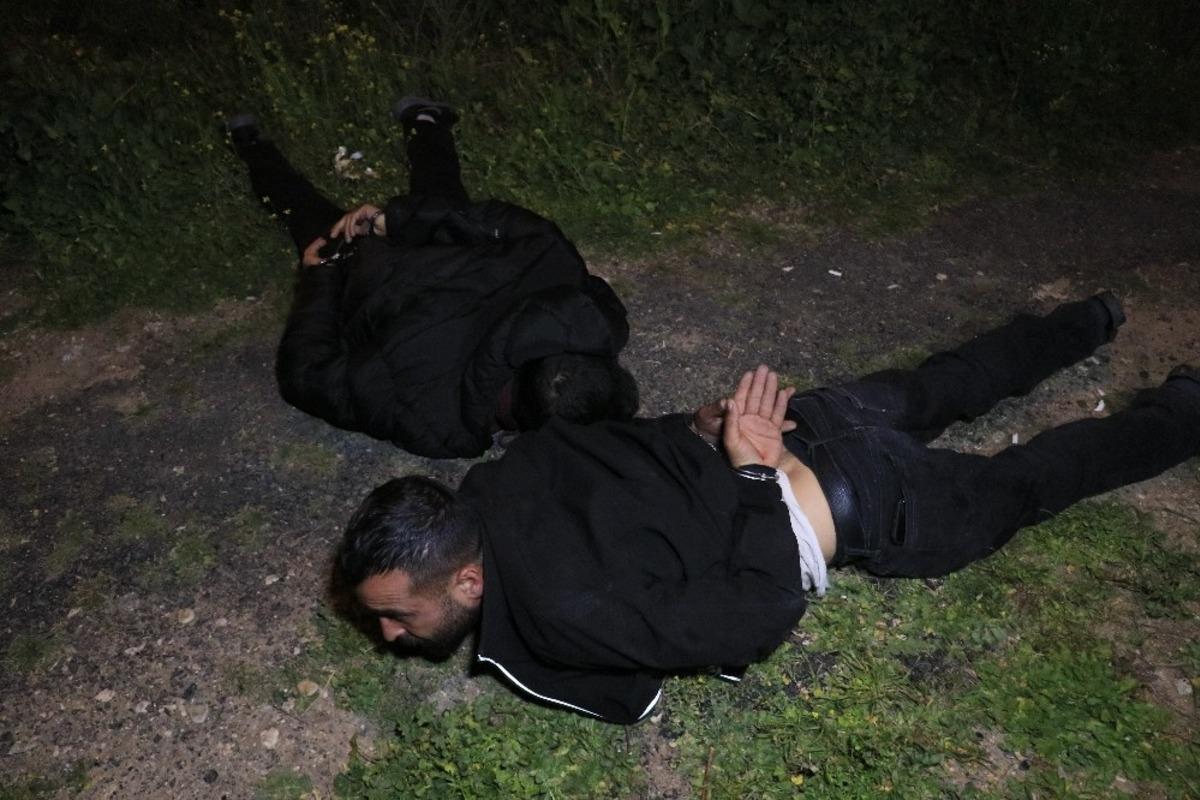 Polisten ka&ccedil;an otomobil hafif ticari araca &ccedil;arptı: 2 yaralı