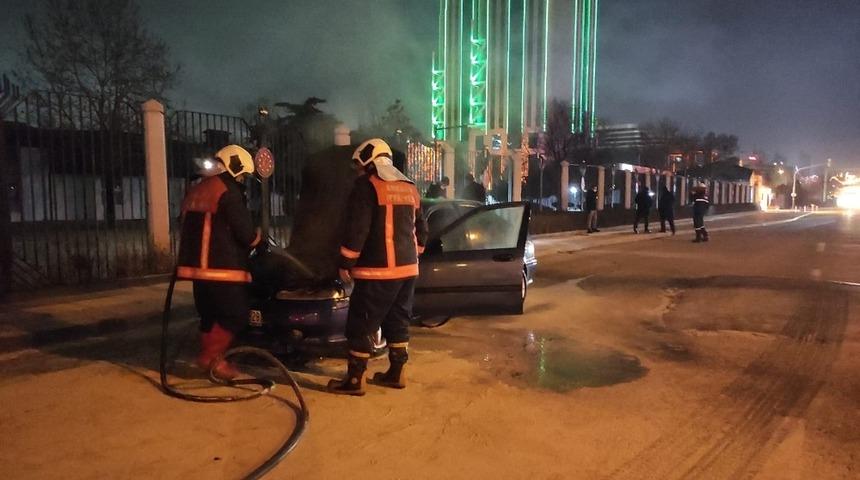 Başkent&rsquo;te  seyir halindeki otomobil alev aldı