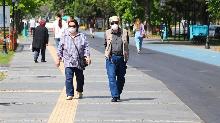 65 yaş üstü için sokağa çıkma yasağı kalkacak mı? Bakan Koca'dan esneme sinyali