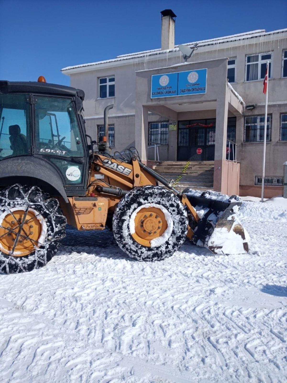 VASKİ&rsquo;den eğitime kar temizliği desteği