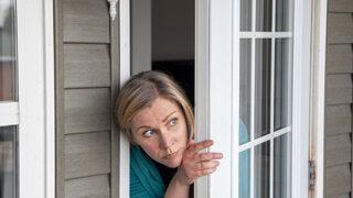 Agorafobi nedir, belirtileri  nelerdir? Agorafobi tedavisinde geç kalmayın