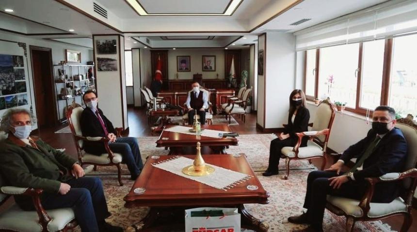 Kantarcı ve yönetim kurulu üyeleri Rize valisi Çeber’i makamında ziyaret ettiler