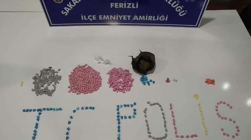 Dur ihtarına uymayıp, ara&ccedil;tan uyuşturucu maddeleri atıp ka&ccedil;tılar ama başaramadılar