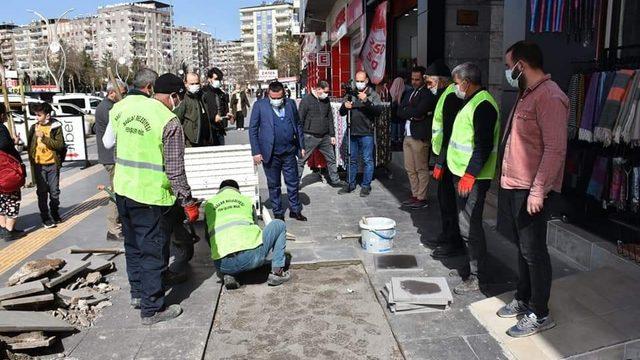 Başkan Beyoğlu önce kaldırım çalışmalarını inceledi, ardından vatandaşlara misafir oldu