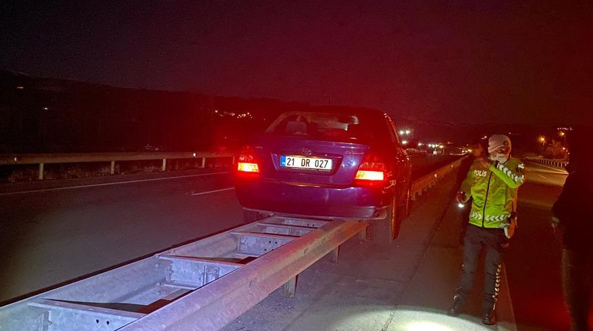 Bariyerlerin üzerine çıkan otomobil, devrilmeden 800 metre ilerledi