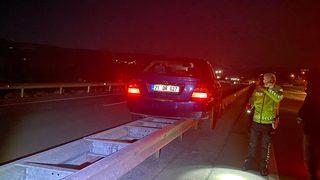 Bariyerlerin üzerine çıkan otomobil, devrilmeden 800 metre ilerledi