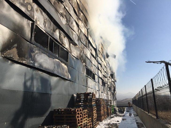 Başkentte çıkan yangında gıda deposu küle döndü G2