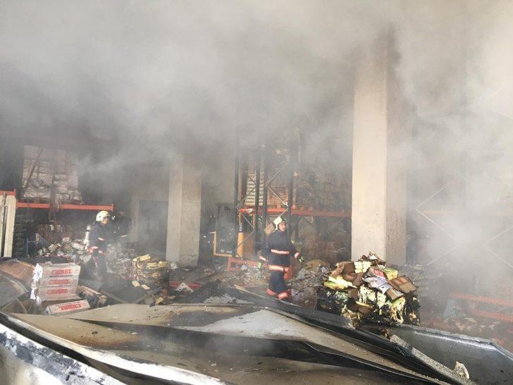 Başkentte çıkan yangında gıda deposu küle döndü G3