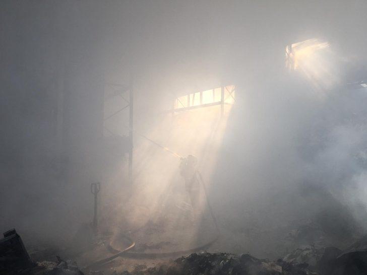 Başkentte çıkan yangında gıda deposu küle döndü G4