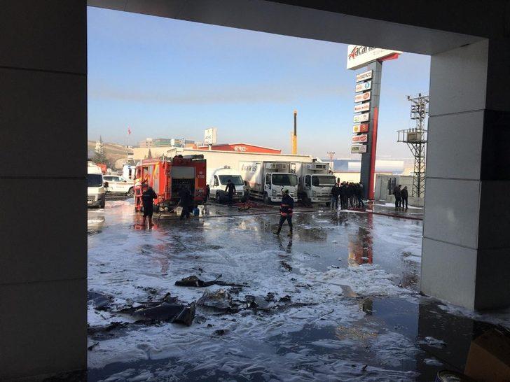 Başkentte çıkan yangında gıda deposu küle döndü G5