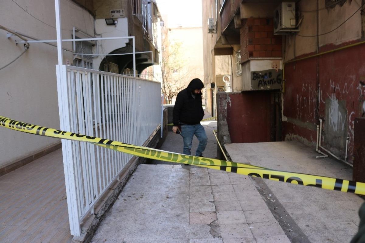 Diyarbakır&rsquo;da kuyumcu ve berbere silahlı saldırı: 2 yaralı