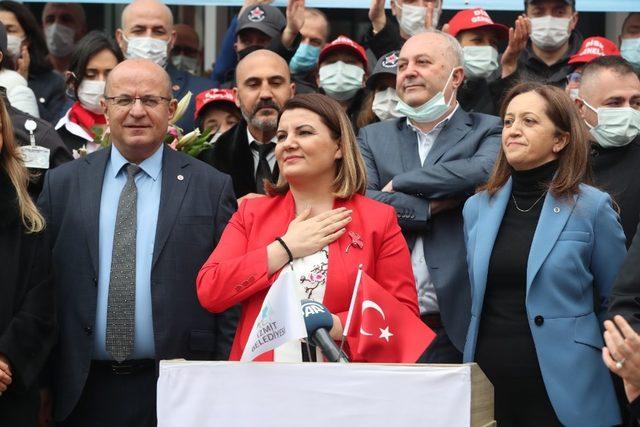 İzmit Belediyesi işçilerine 1 Mayıs ikramiyesi