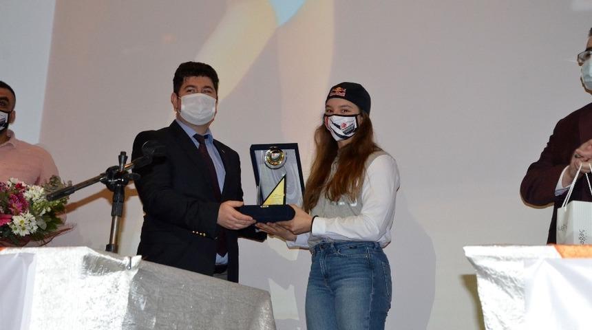 D&uuml;nya şampiyonu jimnastik&ccedil;iye b&uuml;y&uuml;k ilgi