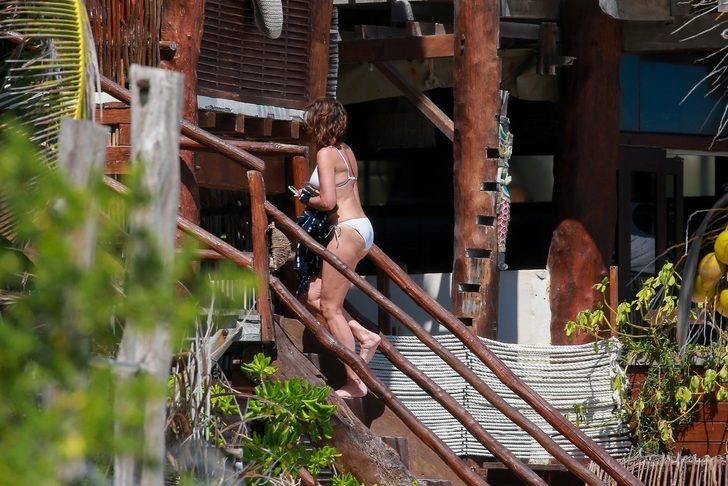 55 yaşındaki Luann de Lesseps beyaz ipli bikinisiyle yıllara meydan okudu G5