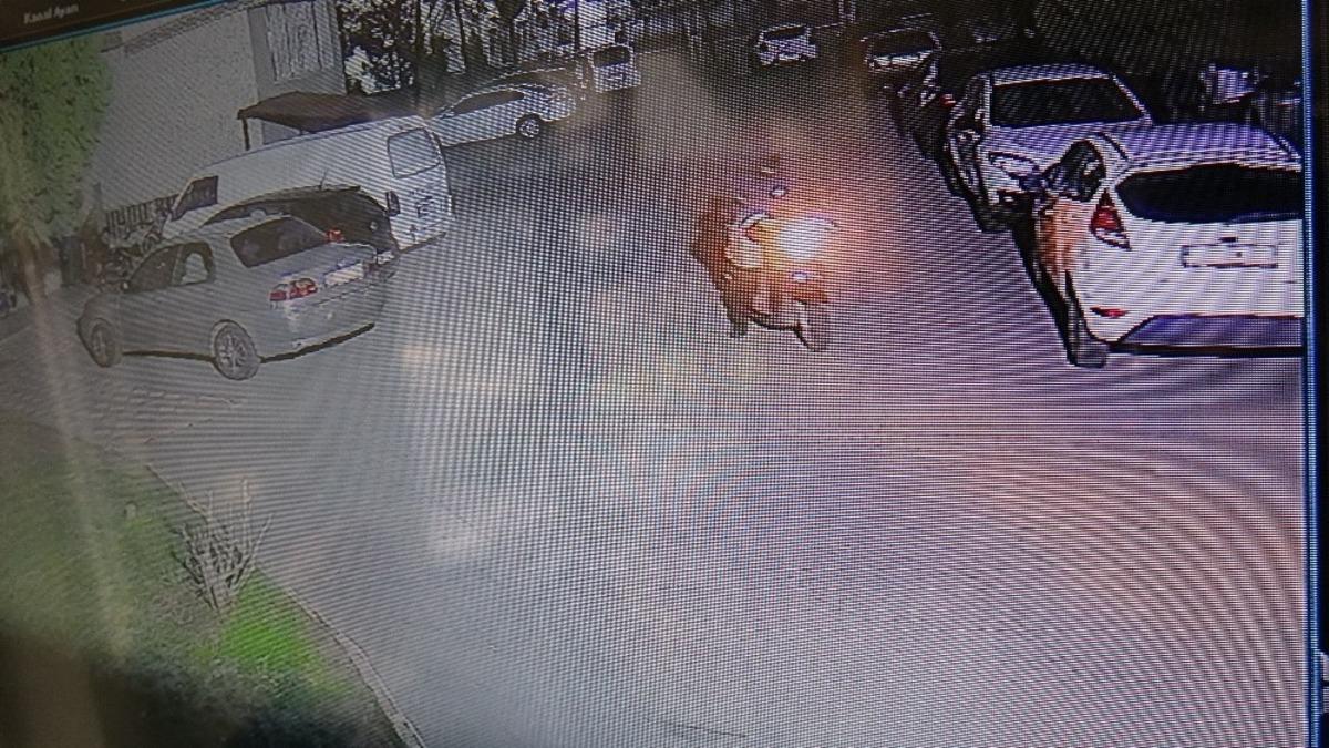 Hırsızdan pes dedirten pişkinlik: Sitenin duvarından bah&ccedil;eye atladı, hi&ccedil;bir şey olmamış gibi motoru &ccedil;alıp gitti