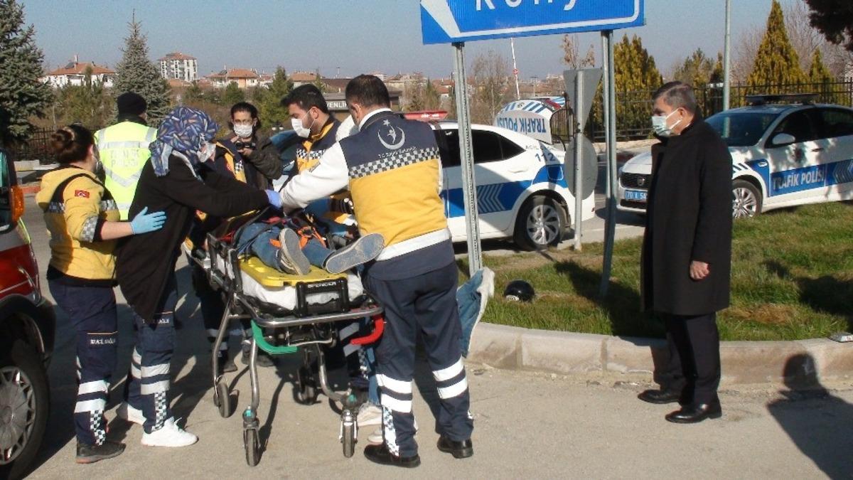 Kamyonet ile &ccedil;arpışan motosikletteki 2 kişi yaralandı