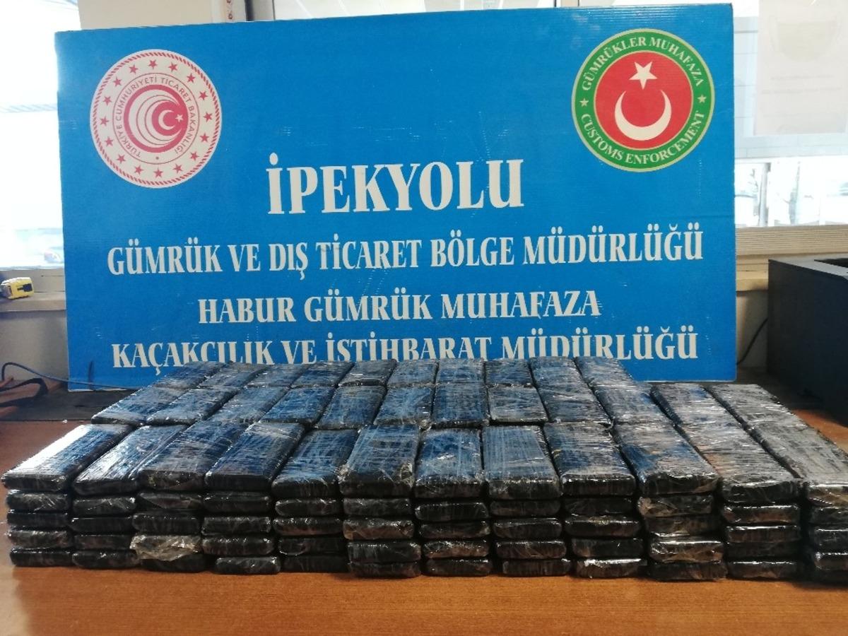 Habur G&uuml;mr&uuml;k Kapısı&rsquo;nda bin 140 adet ka&ccedil;ak cep telefonu ele ge&ccedil;irildi