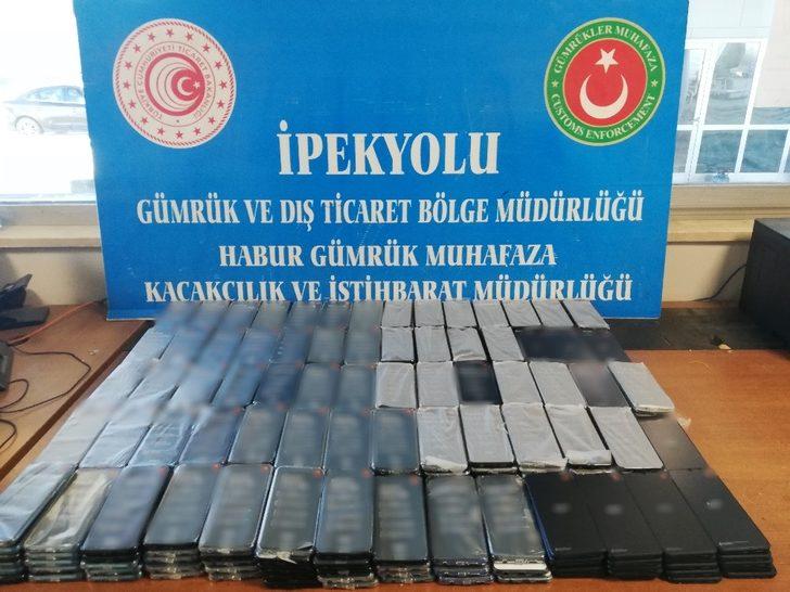 Habur Gümrük Kapısı’nda bin 140 adet kaçak cep telefonu ele geçirildi G2
