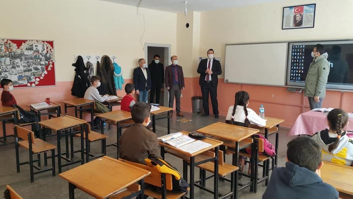 Kaymakam &Ccedil;ırak y&uuml;z y&uuml;ze eğitim başlayan okulu ziyaret etti