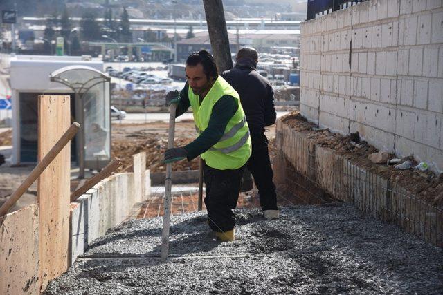 Bilecik Belediyesinden yeni hastane önünde kaldırım ve durak çalışması