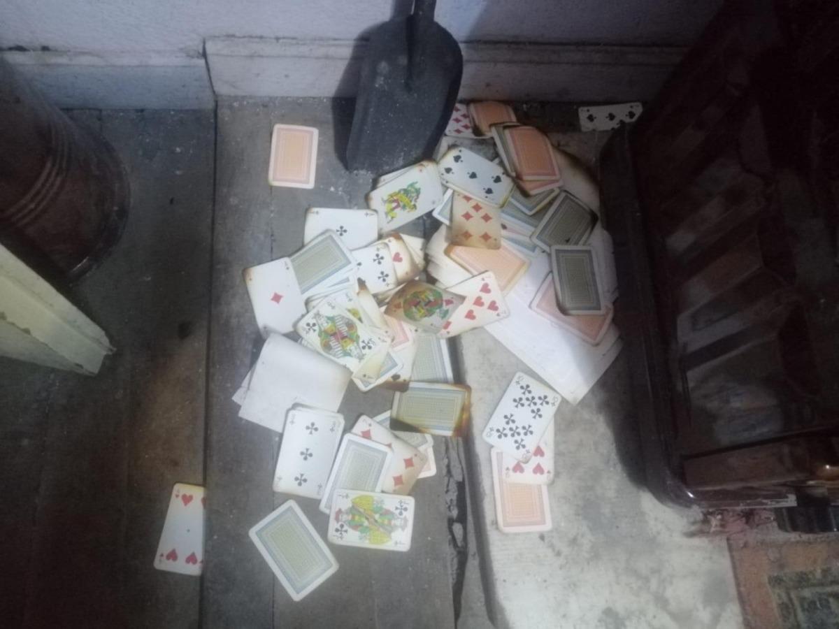 Polisin kumar baskını sırasında iskambil kağıtlarını yakmaya &ccedil;alıştılar