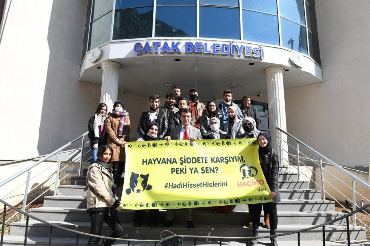 &Ccedil;atak&rsquo;ta sokak hayvanları i&ccedil;in mama bırakıldı