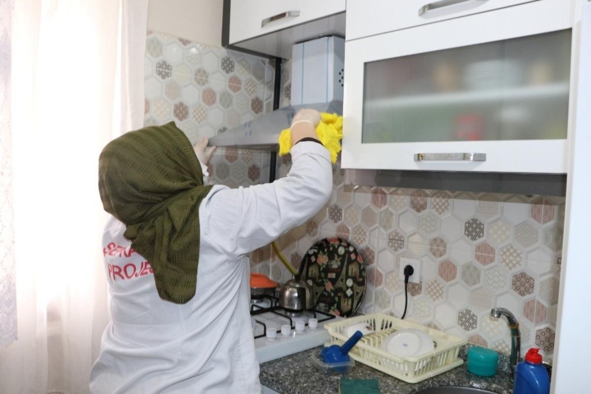 Sultanbeyli&rsquo;de Şefkat Eli projesi kapsamında 641 bin TL b&uuml;t&ccedil;eyle 2 bin hane temizliği ve y&uuml;zlerce tadilat ger&ccedil;ekleştirildi