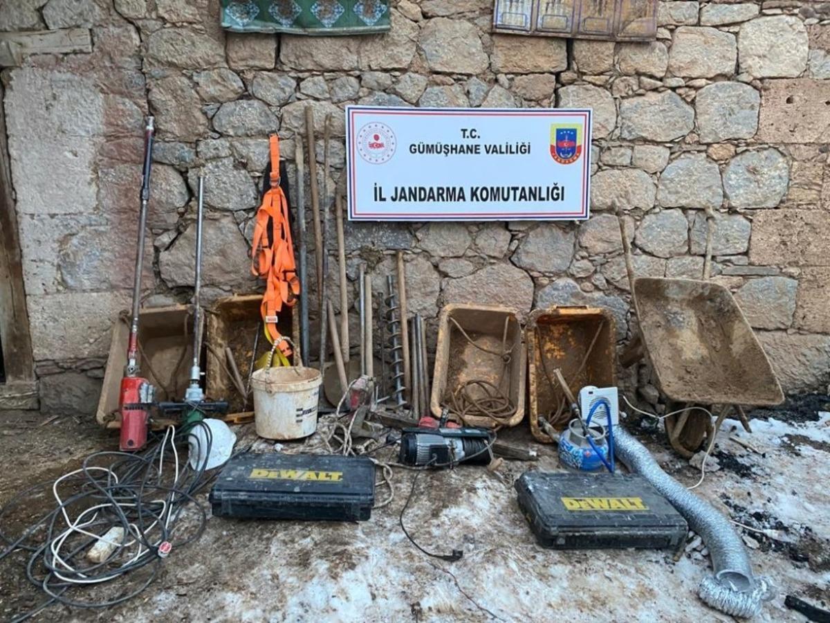 Definecilere su&ccedil;&uuml;st&uuml;: Evin altında 12 metre derinliğinde t&uuml;nel a&ccedil;tılar