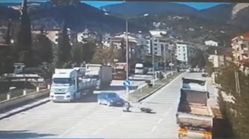 Motosiklet ile otomobilin çarpıştığı kaza güvenlik kameralarına yansıdı