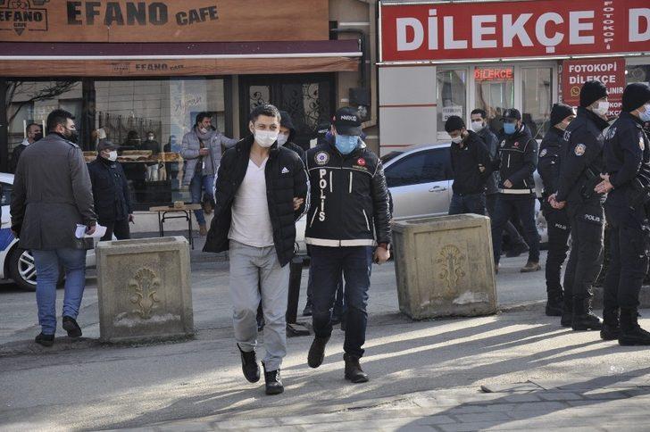 Uyuşturucu operasyonunda gözaltına alınan 9 kişi adliyeye çıkarıldı G2