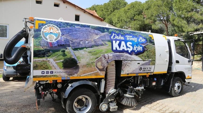 Kaş Belediyesine hibe yol s&uuml;p&uuml;rme aracı