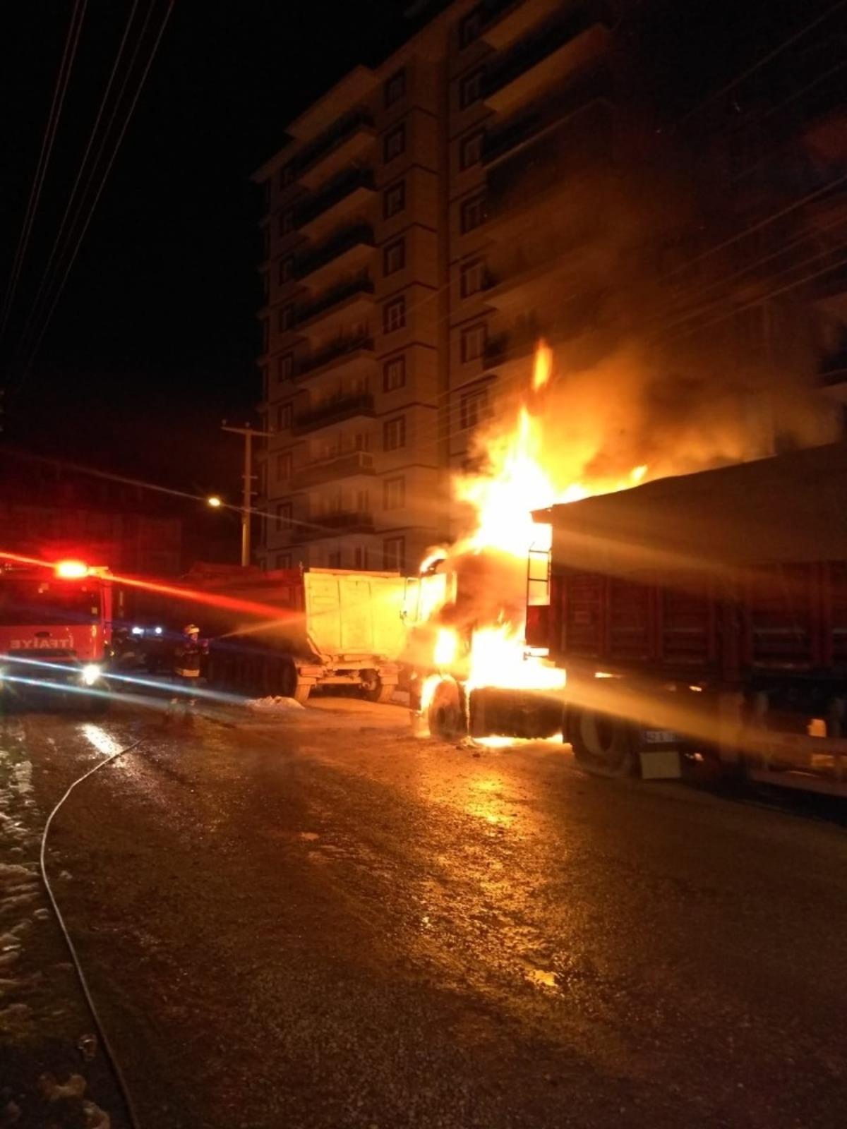 Konya&rsquo;da park halindeki tır yandı