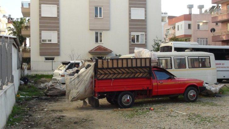 Hurda ve kağıt toplayıcılarının bıraktığı malzemeler yangına sebep oldu G2