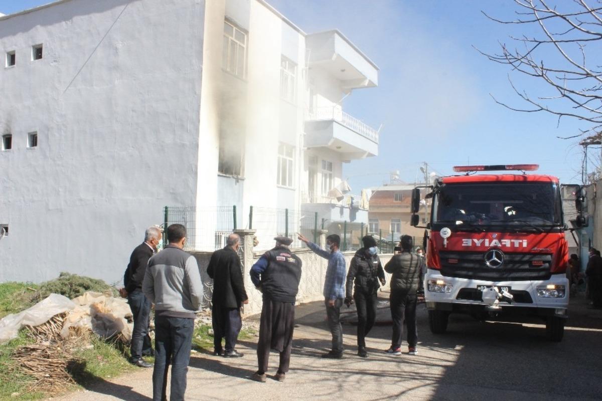 &Uuml;&ccedil; katlı apartmanda &ccedil;ıkan yangın paniğe neden oldu