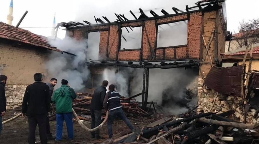 Mangal yaparken 2 katlı evini yaktı