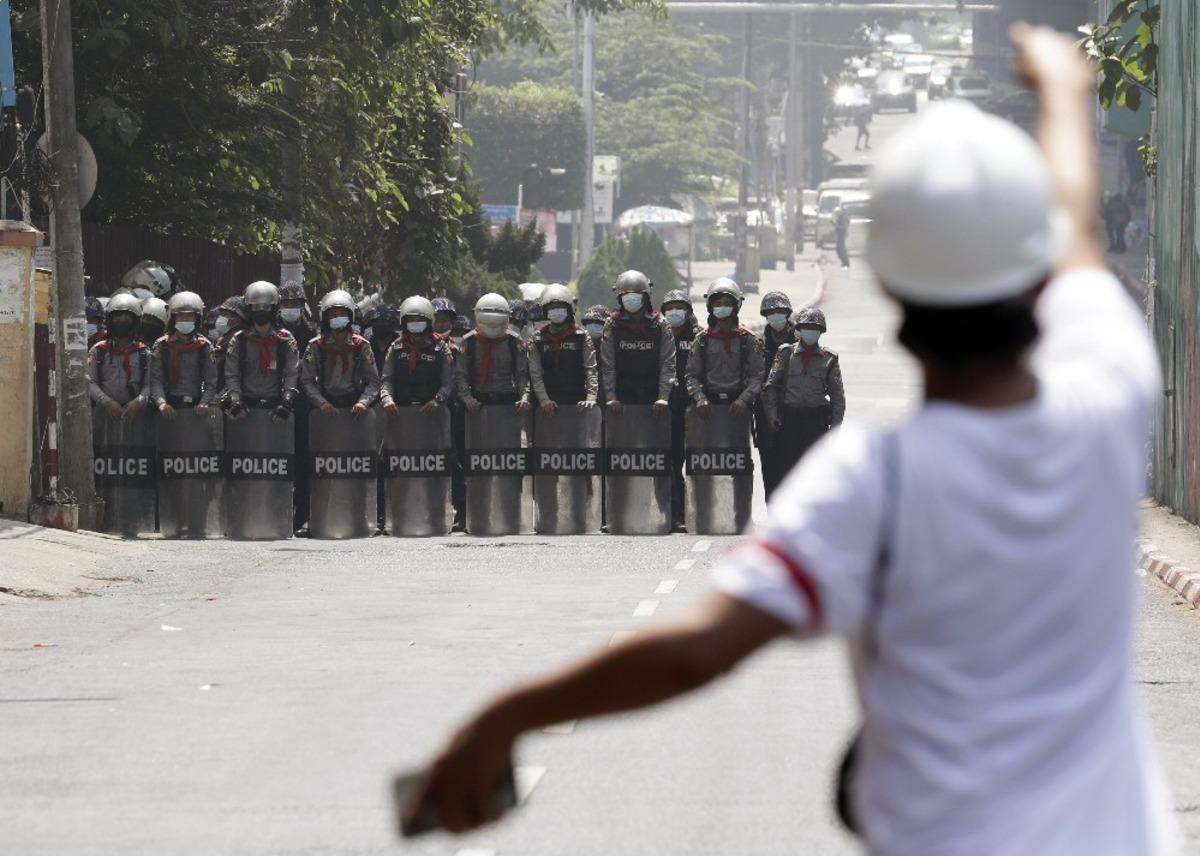 Myanmar&rsquo;da protestoculara ateş a&ccedil;ıldı
