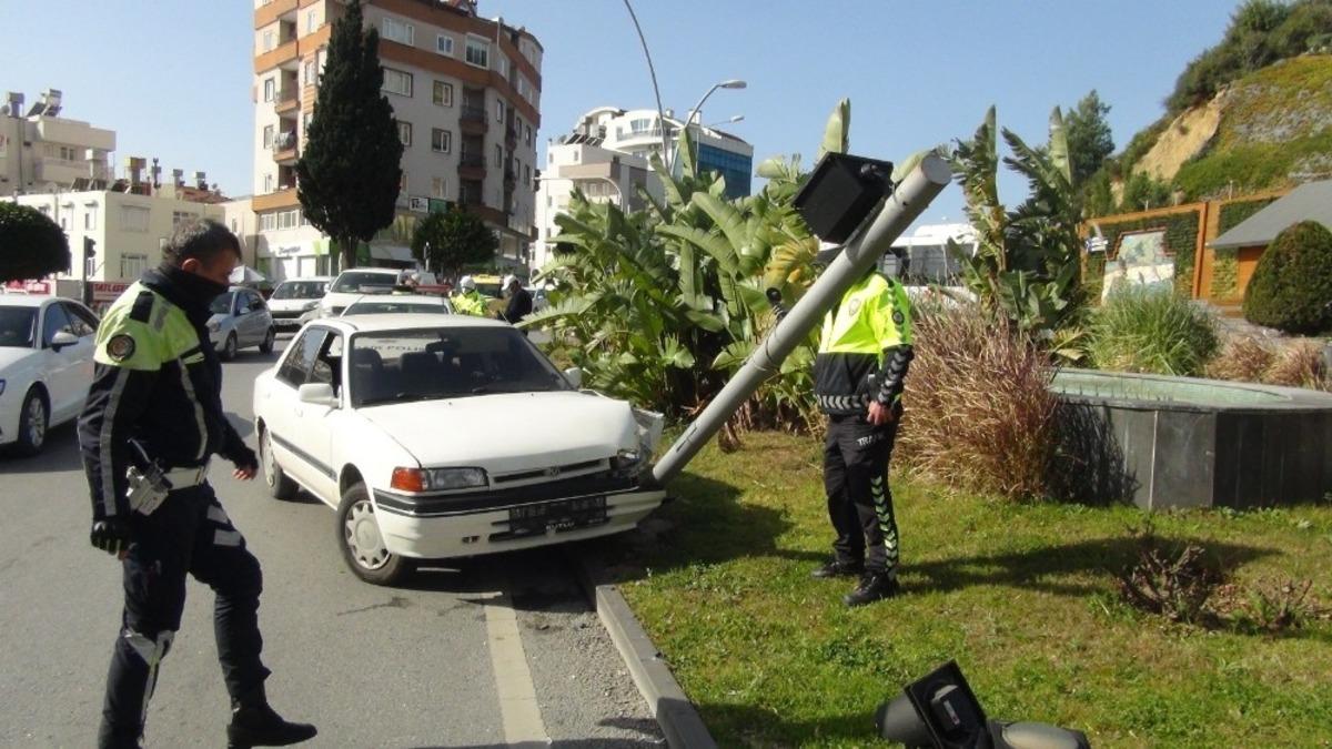 Fren yerine gaza basınca trafik lambasını devirdi