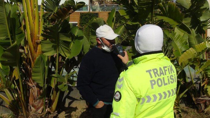Fren yerine gaza basınca trafik lambasını devirdi G2