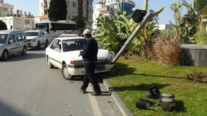 Fren yerine gaza basınca trafik lambasını devirdi G3