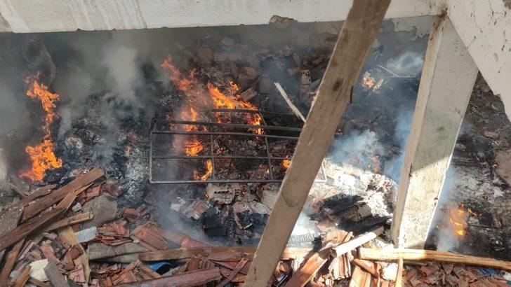 Metruk evden yükselen alevler mahalleliyi sokağa döktü G1