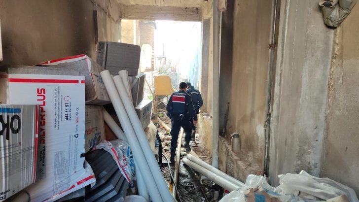 Metruk evden yükselen alevler mahalleliyi sokağa döktü G3