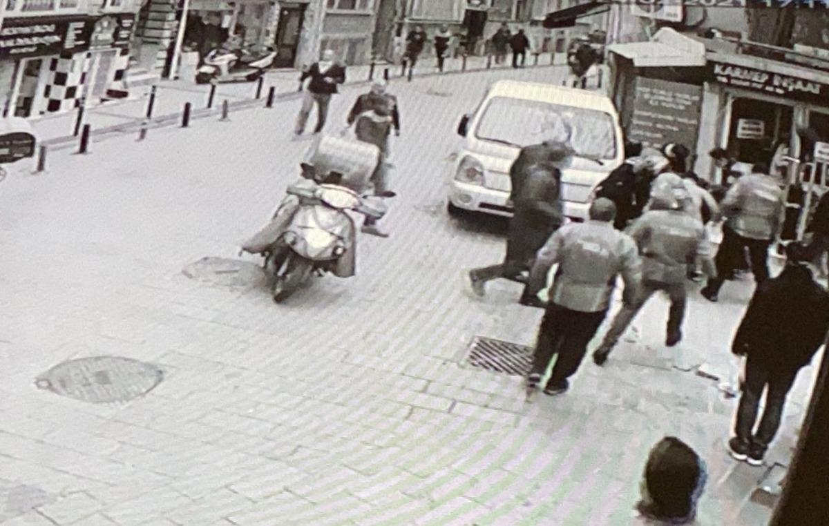 (&Ouml;zel) Beşiktaş&rsquo;ta nefes kesen kovalamaca: Polisten ka&ccedil;an ş&uuml;pheliye vatandaştan darp kamerada