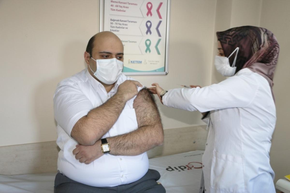 Başkan Orhan, Covid-19 aşısının ilk dozunu yaptırdı