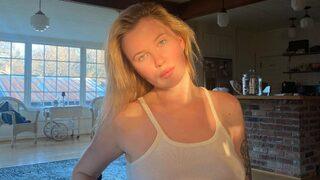 Ireland Baldwin üstsüz pozuyla dikkat çekti