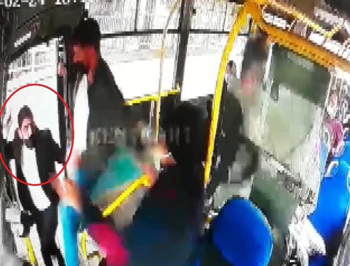 Tek HES kodu ile binmek i&ccedil;in direttikleri otob&uuml;s&uuml;n s&uuml;r&uuml;c&uuml;s&uuml;n&uuml; darp ettiler