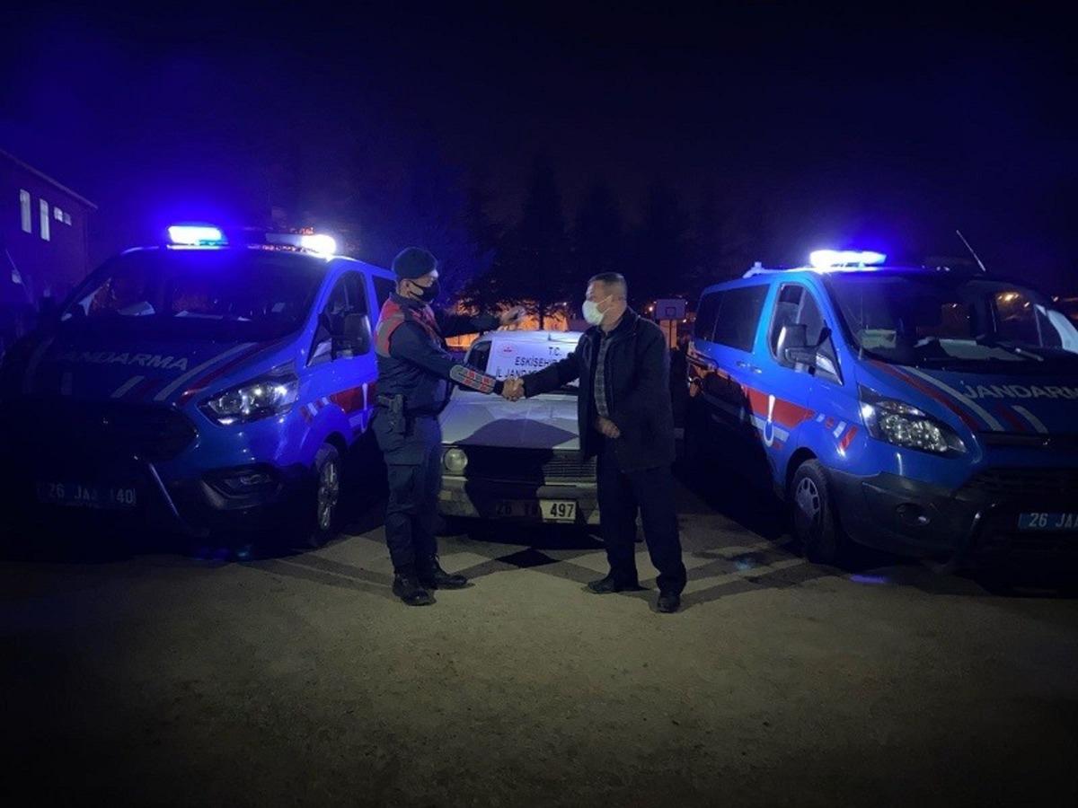 Mahalle muhtarının arabasını &ccedil;alan hırsız yakalandı