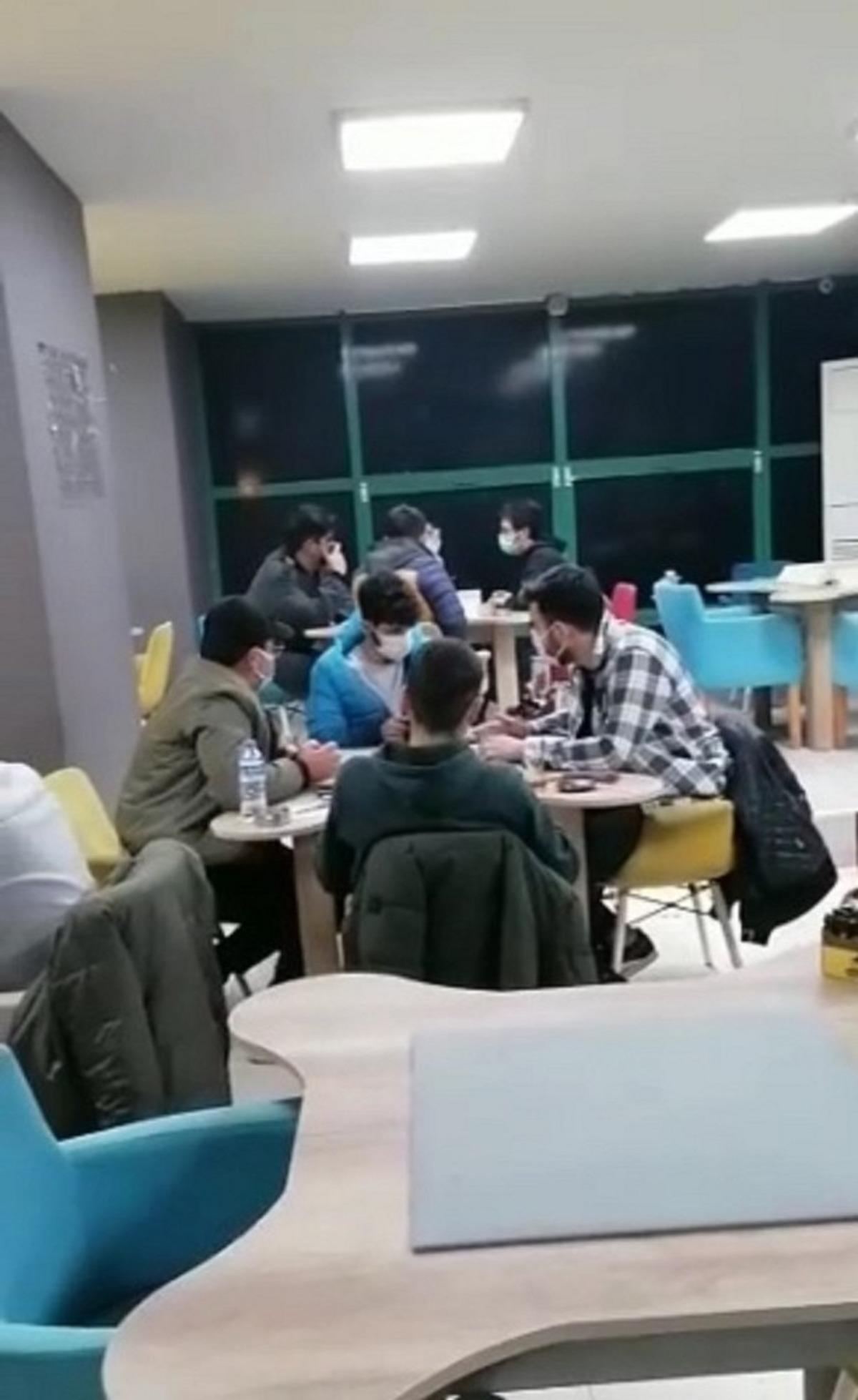 Kapalı kahvehanede oyun oynayıp sigara nargile i&ccedil;erken yakalandılar
