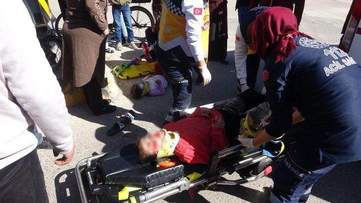 Hafif ticari araç bisiklete çarptı: 2 yaralı G1